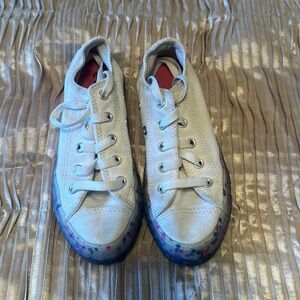 Girls size 13 white Converse sneaker. Good condition